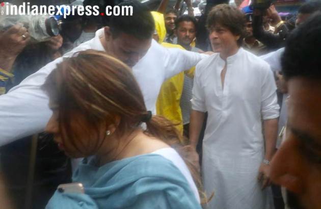 shah rukh khan at shashi kapoor's funeral