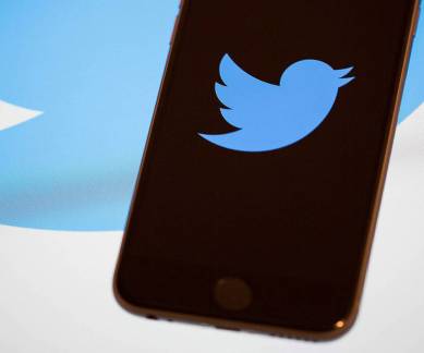TweetReality app, Twitter iOS apps, augmented reality, Twitter monthly active users, Apple ARKit, Apple iPhones, AR headset-ready apps, iPads, virtual screen, Apple App Store