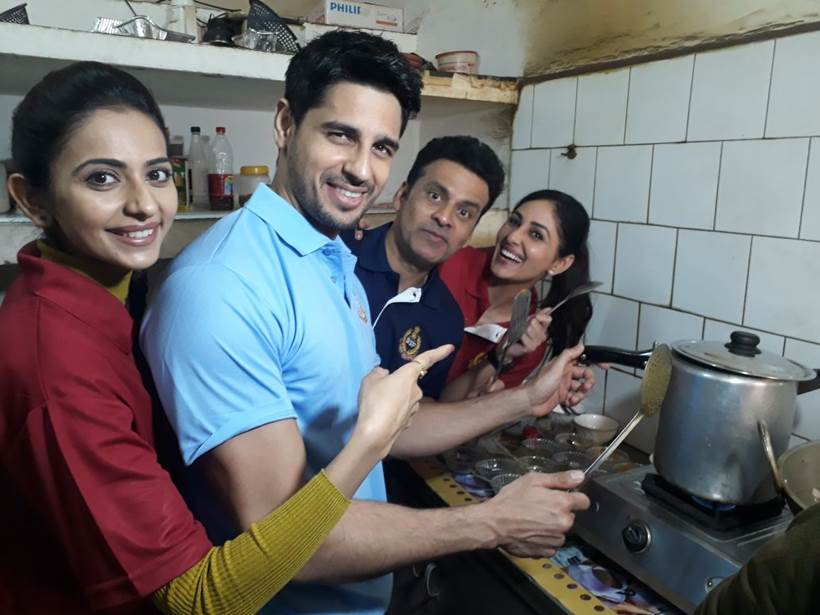 aiyaary team sidharth malhotra, manoj bajpayee, rakul preet at bsf camp in jaisalmer