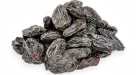 black raisins, black raisins benefits, black raisins advantages, when to eat black raisins, high blood pressure, cholestrol, acne removal, healthy skin, skincare, haircare, teeth health, bone health, indian express, indian express news