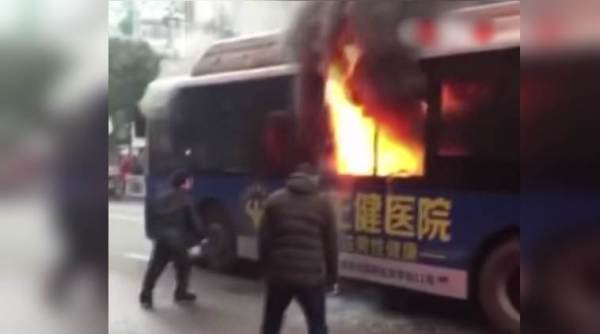 accident video, bus caught fire video, man saving passenger from burning bus video, viral video of passenger being saved, indian express, indian express news