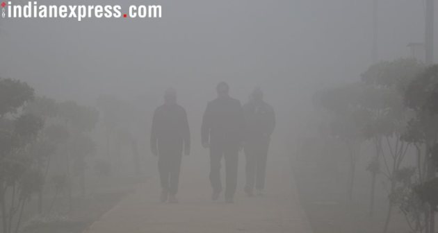 Delhi fog, Delhi worst fog, Delhi dense fog, Delhi weather, Delhi flights cancelled, Delhi news, India news, fog photos, New Year fog, Indian Express news