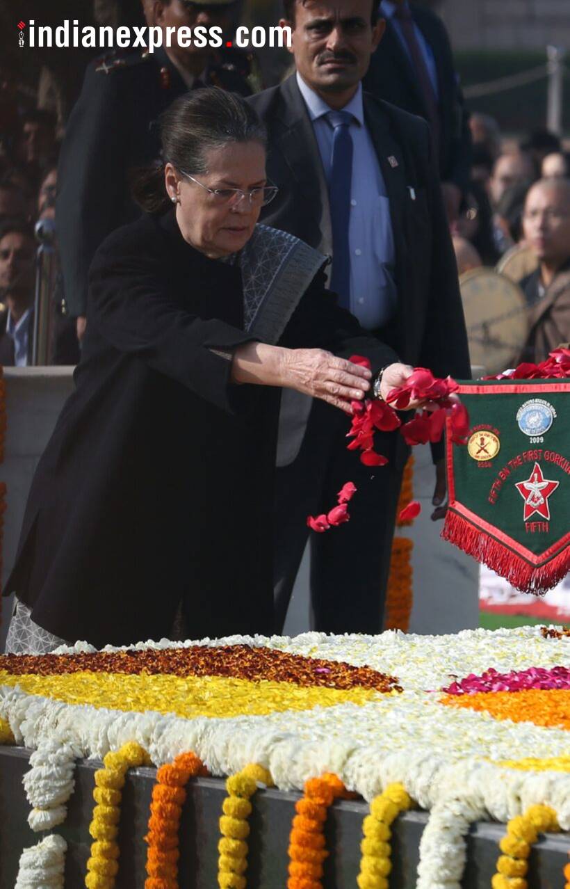 mahatma gandhi, mahatma gandhi death anniversary, martyrs day, gandhi death anniversary photos, rajghat, Rajghat photos, narendra modi, Sonia gandhi, indian express