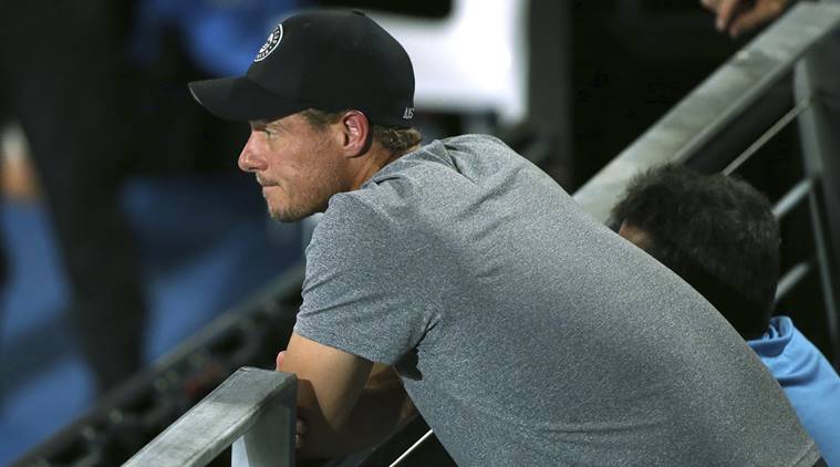 Lleyton Hewitt watches Alex De Minaur play