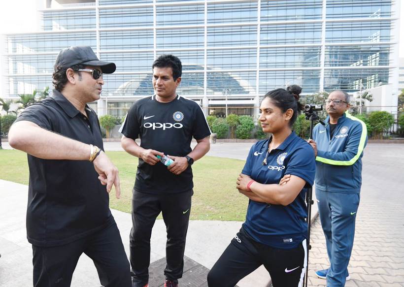 sachin tendulkar meets indian women cricket team