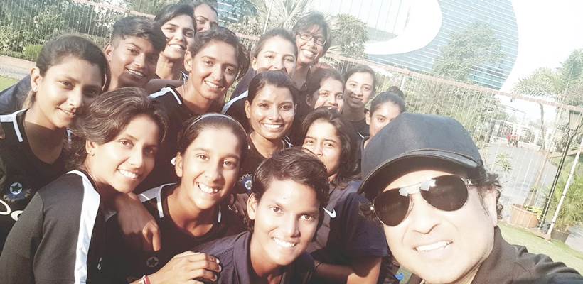 sachin tendulkar meets indian women cricket team
