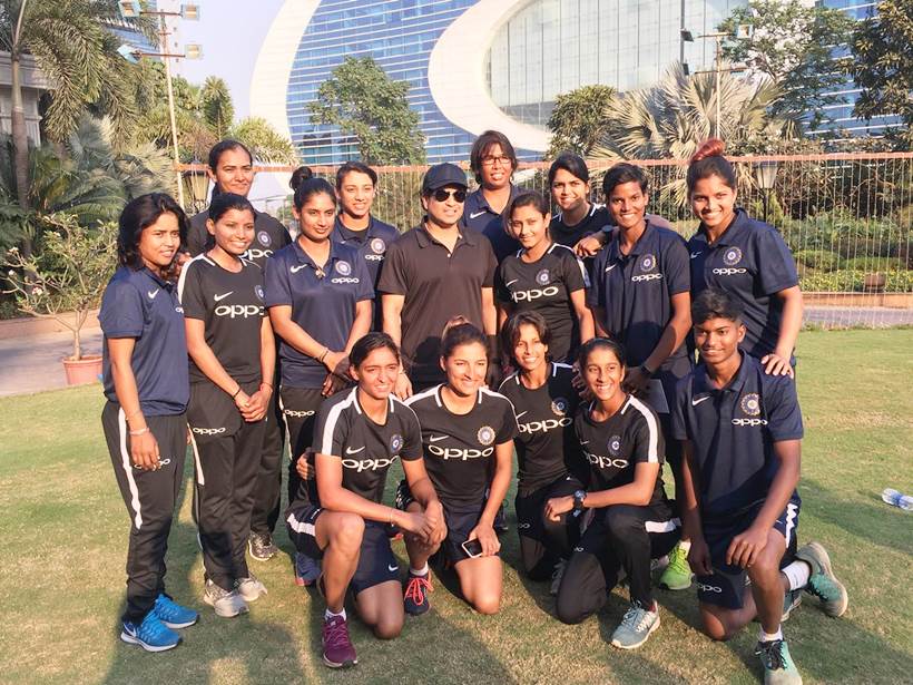 sachin tendulkar meets indian women cricket team