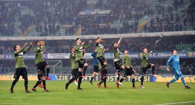 Juventus players celebrate the win over Chievo
