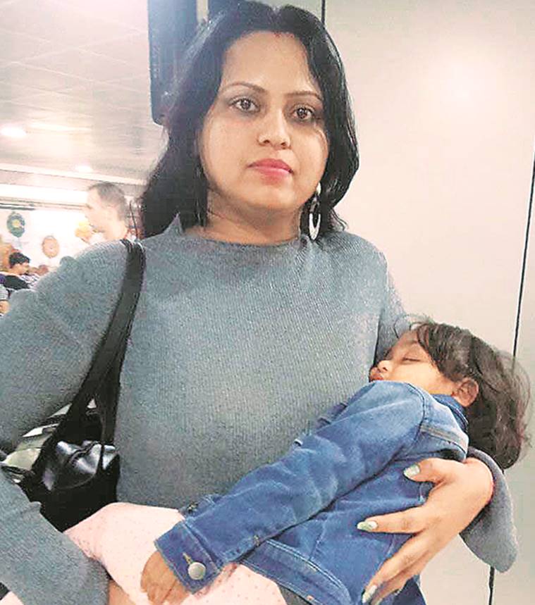 go air, go air flight delayed, pune airport, air passengers stranded, passengers stranded at pune airport, mumbai news, indian express