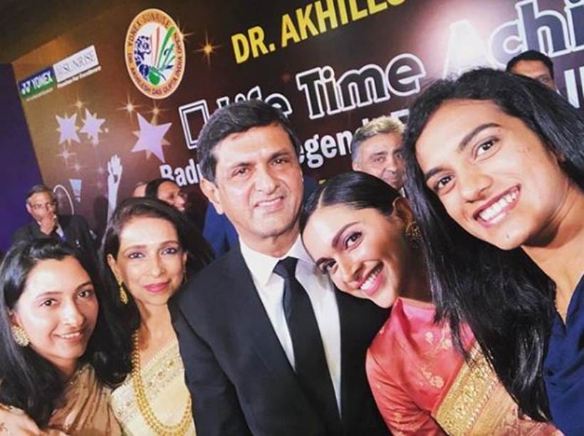 pv sindhu shares a photo with deepika padukone