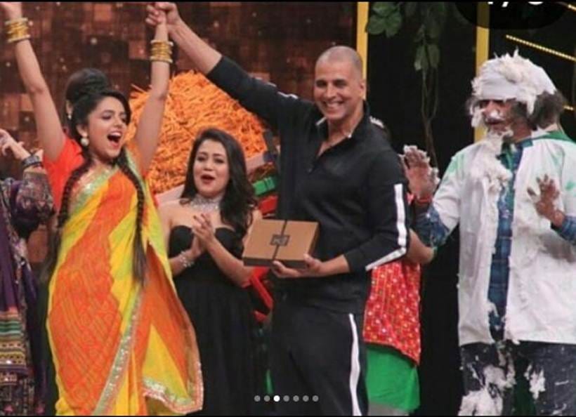 photos of sugandha mishra and akshay kumar from super night with padman