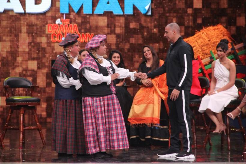 kiku sharda and ali asgar with akshay kumar on super night with padman