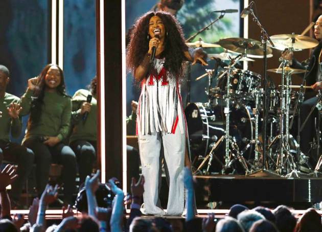 Sza performed "Broken Clocks" at grammy 2018