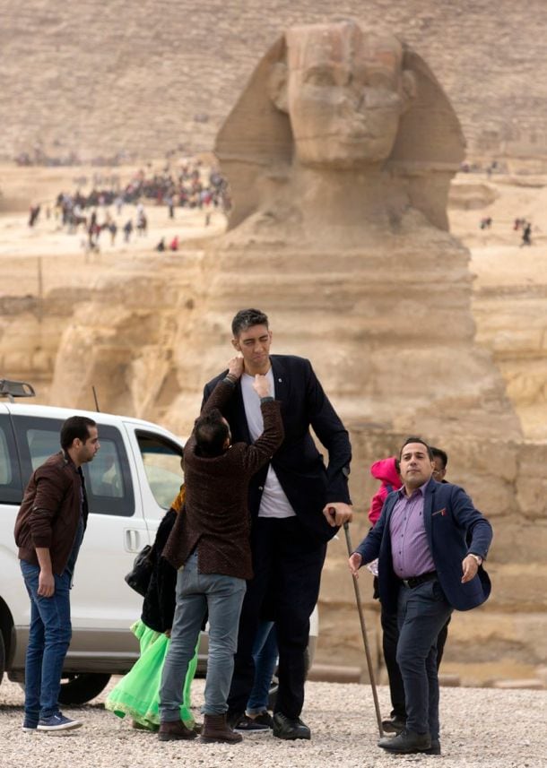 PHOTOS: No tricks involved! World’s shortest woman and tallest man pose ...