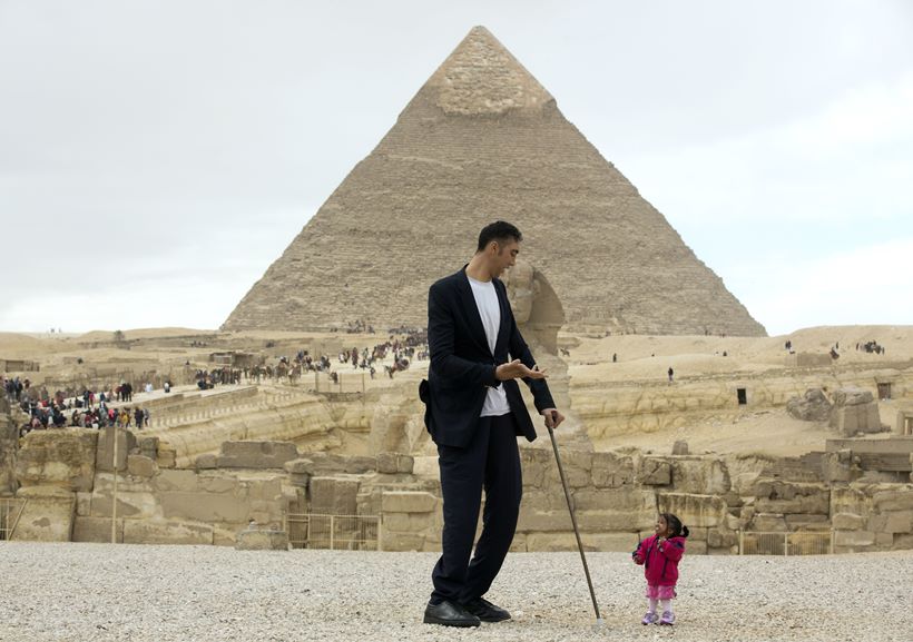 egypt, egypt pyramid, world tallest man, world smallest woman, world tallest man shortest woman, Giza Pyramids in Cairo, Jyoti Amge, Sultan Kosen, world news, odd news, viral photos, unusual photos