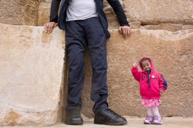 No tricks involved! World’s shortest woman and tallest man pose in ...