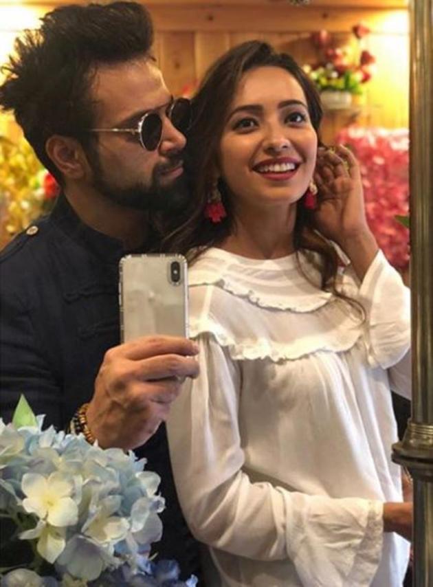 divyanka tripathi, vivek dahiya, bharti singh, hina khan, asha negi