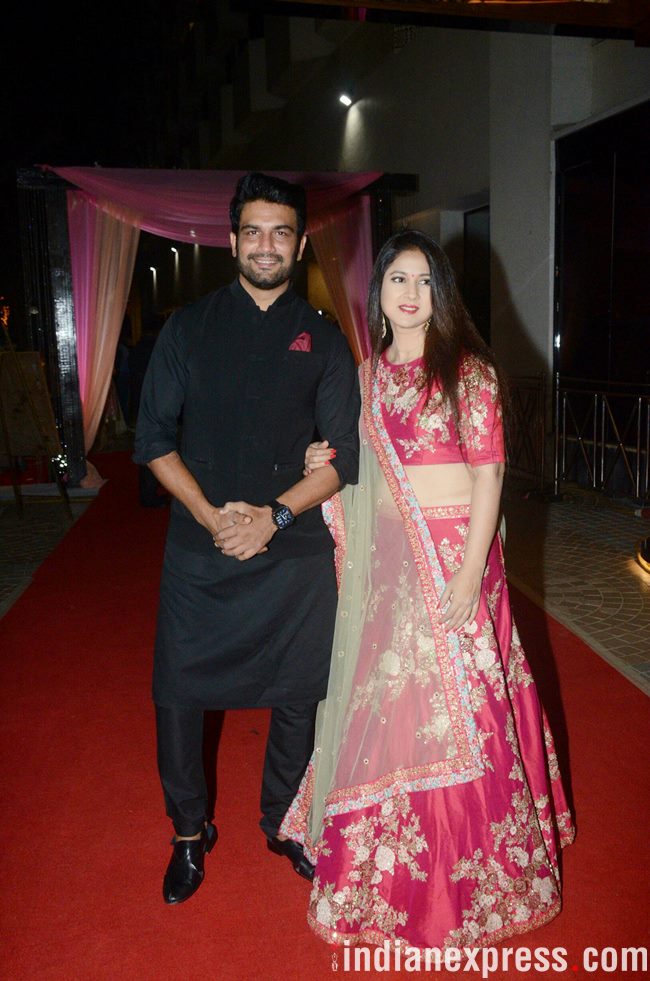 Dipika Kakkar Shoaib Ibrahim Mumbai reception, Dipika Kakkar, Shoaib Ibrahim, Sanaya Irani, Mohit Sehgal, Bharti Singh, Ratan Rajput, Haarsh Limbachiyaa, Sharad Kelkar, Keerti Gaekwad Kelkar, Gurmeet Choudhary, Debina Bonnerjee Choudhary, celeb fashion, bollywood fashion, indian express, indian express news