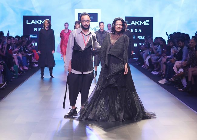 lakme fashion week, lfw 2018, karan johar, sonakshi sinha, kriti sanon, Kalki Koechlin, lfw 2018 day 3 highlights, lakme fashion week bollywood stars, fashion news, indian express