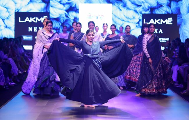 lakme fashion week, lfw 2018, karan johar, sonakshi sinha, kriti sanon, Kalki Koechlin, lfw 2018 day 3 highlights, lakme fashion week bollywood stars, fashion news, indian express