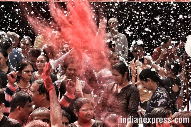 Holi photos, holi images, holi 2018