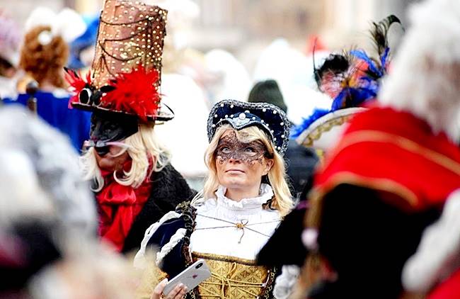 Venice Carnival, Venice carnival pictures, Venice carnival 2018, Italy Venice carnival, Italy Venice carnival 2018, Italy Venice carnival best pictures, carnival pictures around the world, Indian express, Indian express news, Italy, Italy tourism