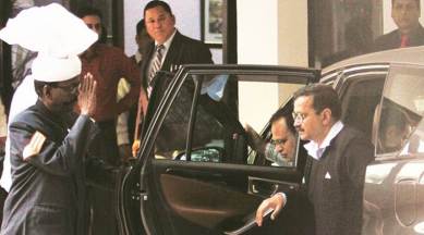 Arvind Kejriwal meets L-G Anil Baijal after delhi police search his residence