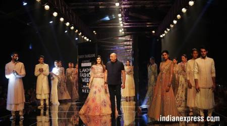kriti sanon, Tarun Tahiliani, kriti sanon tarun tahiliani, lfw 2018, lakme fashion week, lfw 2018 bollywood stars, kriti sanon lfw 2018, lfw 2018 s/r, fashion news, lifestyle news, indian express