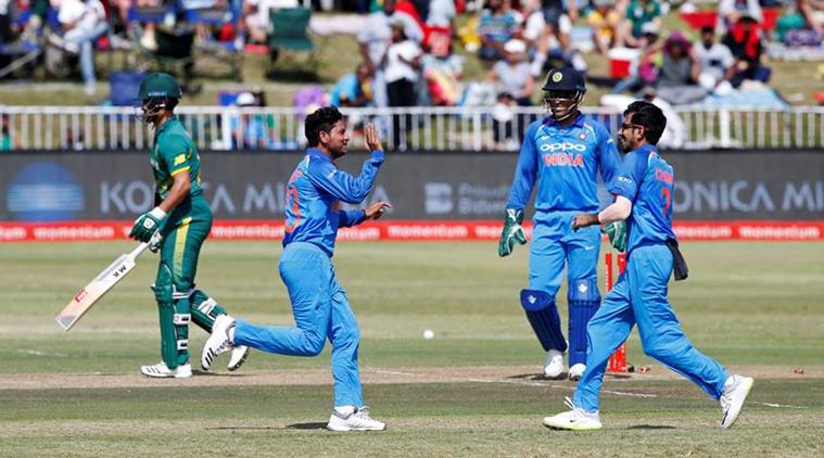 Kuldeep Yadav and MS Dhoni, Kuldeep Yadav misses MS Dhoni, Kuldeep Yadav bowling, Ms Dhoni wicketkeeping