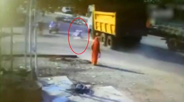 viral video, miraculous escape video, accident videos, amazing escape video, indian express, indian express news