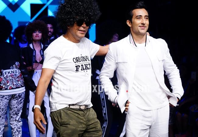 lakme fashion week, lakme fashion week 2018, lakme fashion week photos, lakme fashion week day 5, lfw day 5, LFK 2018, LFW 2018 photos, LFW 2018 latest photos, LFW day 5 showstopper,s LFW swara Bhasker, LFW Shilpa Shetty Kundra, LFW Kangana Ranaut, Indian Express, Indian Express News