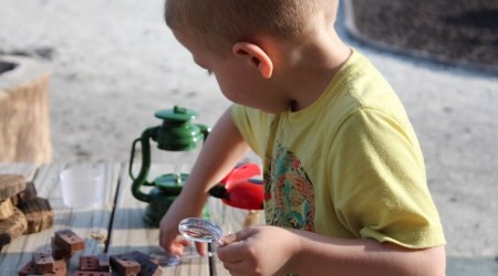 About 300 students participated in a programme called "researcher weeks" aimed at getting pupils excited about the natural sciences. Students were prepared for a one-week stay in the classroom. This was then continued on site during the research week, culminating in a two-day research expedition with experiments