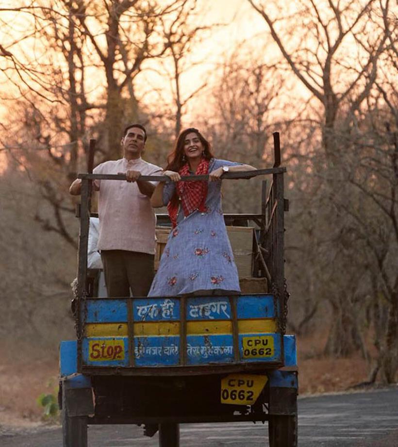padman akshay kumar stills sonam kapoor radhika apte