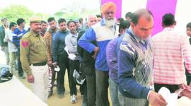 Second Day of issuance of driving licence and registration certificate in Chandigarh: Street vendors queue up at Panchkula municipal corporation office  