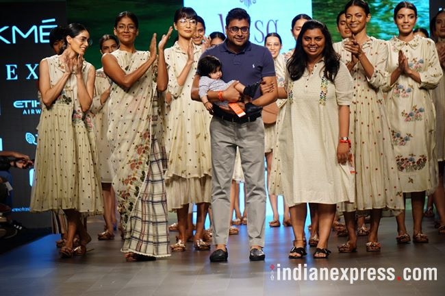 lakme fashion week, lfw 2018, karan johar, sonakshi sinha, kriti sanon, Kalki Koechlin, lfw 2018 day 3 highlights, lakme fashion week bollywood stars, fashion news, indian express