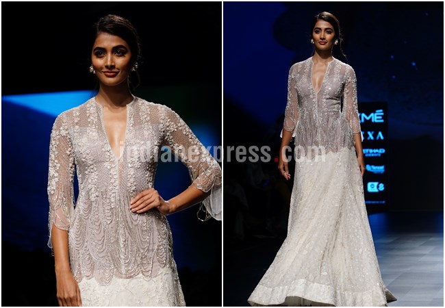 lakme fashion week, lakme fashion week 2018, lakme fashion week photos, lakme fashion week day 5, lfw day 5, LFK 2018, LFW 2018 photos, LFW 2018 latest photos, LFW day 5 showstopper,s LFW swara Bhasker, LFW Shilpa Shetty Kundra, LFW Kangana Ranaut, Indian Express, Indian Express News