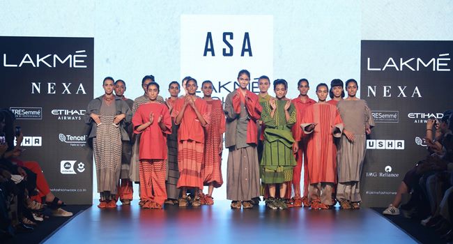 lakme fashion week, lfw 2018, karan johar, sonakshi sinha, kriti sanon, Kalki Koechlin, lfw 2018 day 3 highlights, lakme fashion week bollywood stars, fashion news, indian express