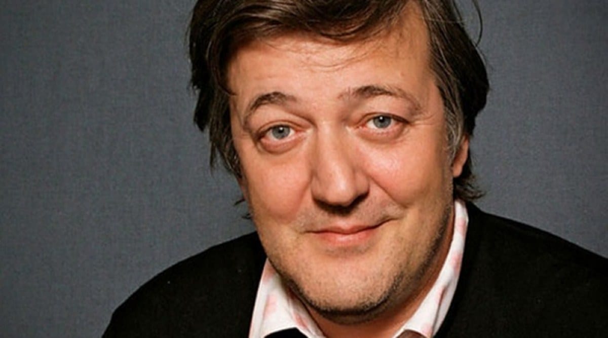 Tim terpaksa mundur, dan fans Indonesia melampiaskan amarah mereka atas jadwal aktor Stephen Fry.