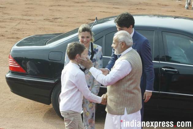 Justin Trudeau, Narendra Modi, Modi meets Trudeau, PM Modi hugs Trudeau, Trudeau India photos, Ceremonial Reception, Rashtrapati Bhavan, Indian Express