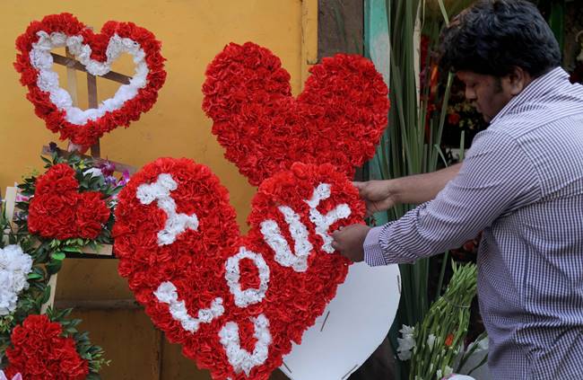 Valentine's Day 2018, Valentine's Day 2018 celebrations, Valentine's Day 2018 couple celebrations, Valentine's Day 2018 photos, Valentine's Day 2018 cadbury event, Valentine's Day 2018 romantic photos
