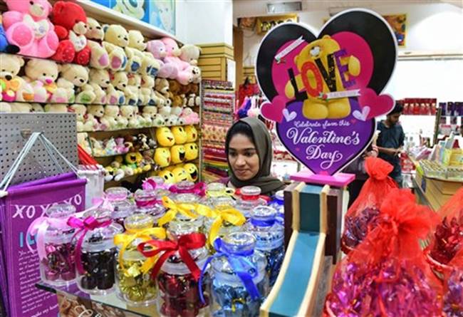 Valentine's Day 2018, Valentine's Day 2018 celebrations, Valentine's Day 2018 couple celebrations, Valentine's Day 2018 photos, Valentine's Day 2018 cadbury event, Valentine's Day 2018 romantic photos