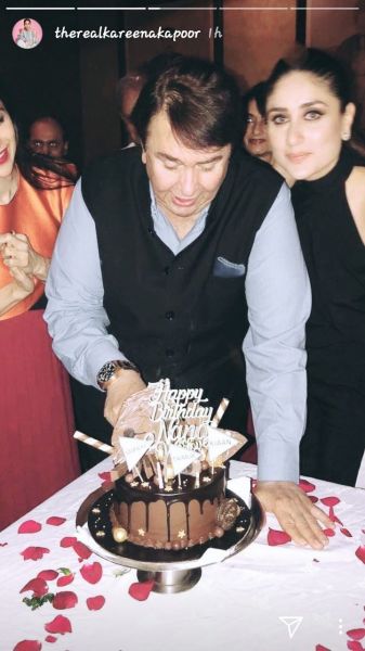 kareena kapoor poses with father randhir kapoor 