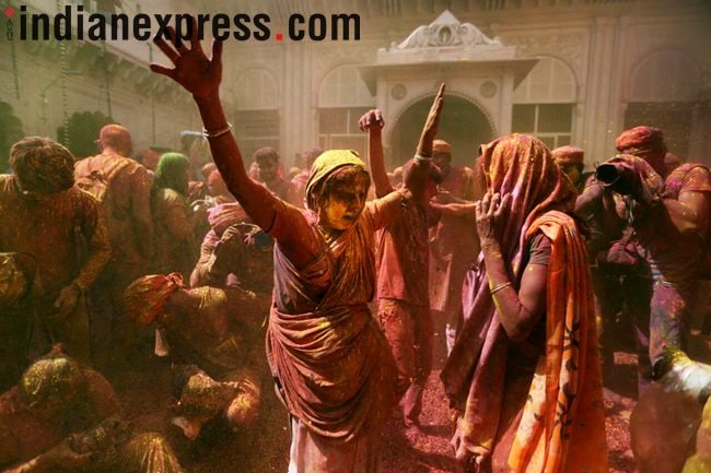 Holi 2018 photos, vrindavan holi pics, widows playing holi, vrindavan holi images, mathura holi pictures, traditional Holi Celebration, indian express