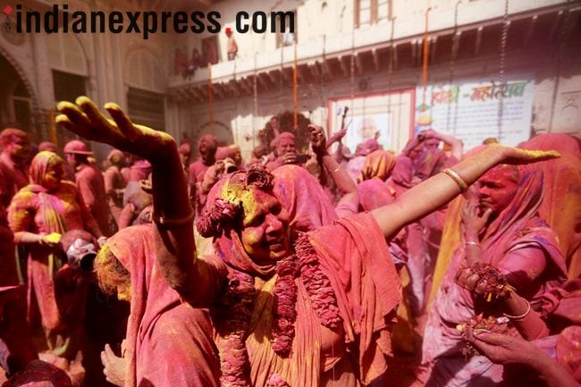 Holi 2018 photos, vrindavan holi pics, widows playing holi, vrindavan holi images, mathura holi pictures, traditional Holi Celebration, indian express