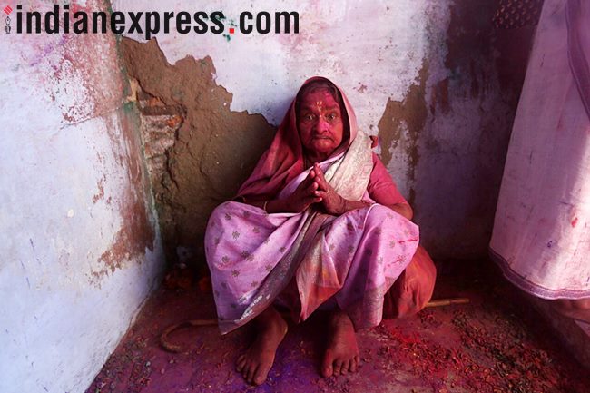 Holi 2018 photos, vrindavan holi pics, widows playing holi, vrindavan holi images, mathura holi pictures, traditional Holi Celebration, indian express