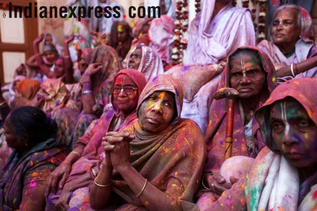 Holi 2018 photos, vrindavan holi pics, widows playing holi, vrindavan holi images, mathura holi pictures, traditional Holi Celebration, indian express