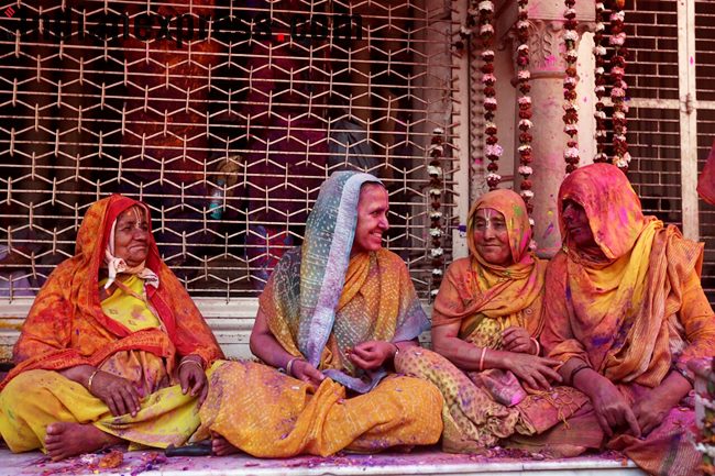 Holi 2018 photos, vrindavan holi pics, widows playing holi, vrindavan holi images, mathura holi pictures, traditional Holi Celebration, indian express