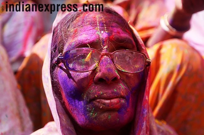 Holi 2018 photos, vrindavan holi pics, widows playing holi, vrindavan holi images, mathura holi pictures, traditional Holi Celebration, indian express
