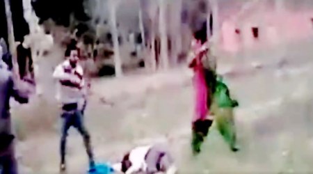 wife saves husband, wife beats men hitting husband, Haryana wife beats group hitting husband, viral video, brave wife videos, Indian express, Indian express news