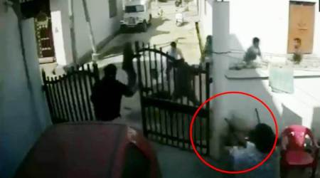 woman with gun saves husband, wife with gun lucknow video, lucknow wife gun toting rescues husband, indian express, indian express news
